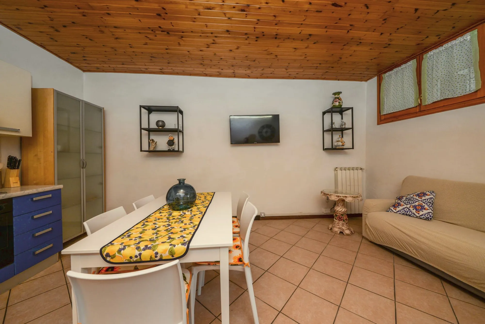 La cucina-soggiorno sotto il soffitto in legno