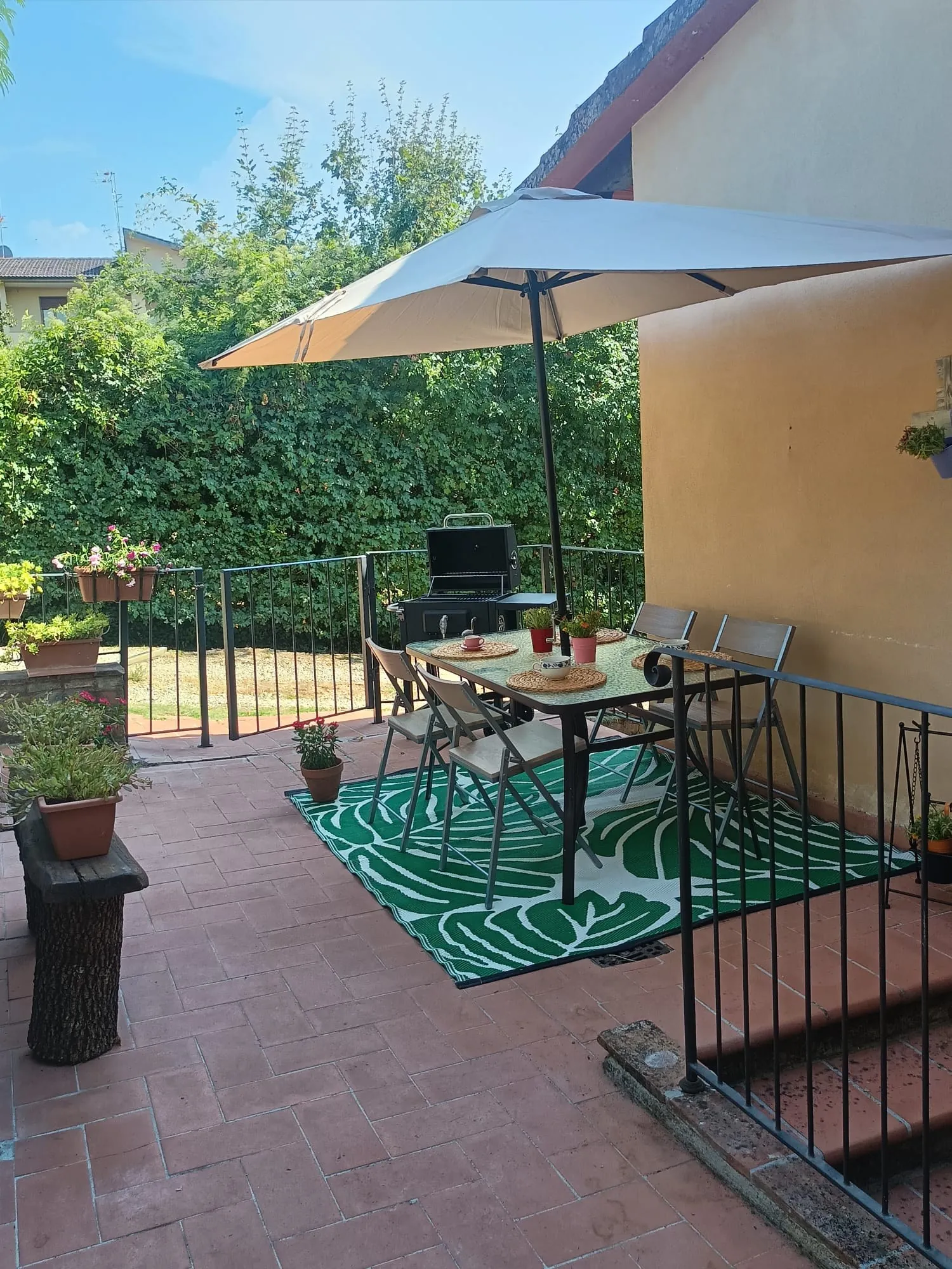 Il cortile con l'ombrellone
