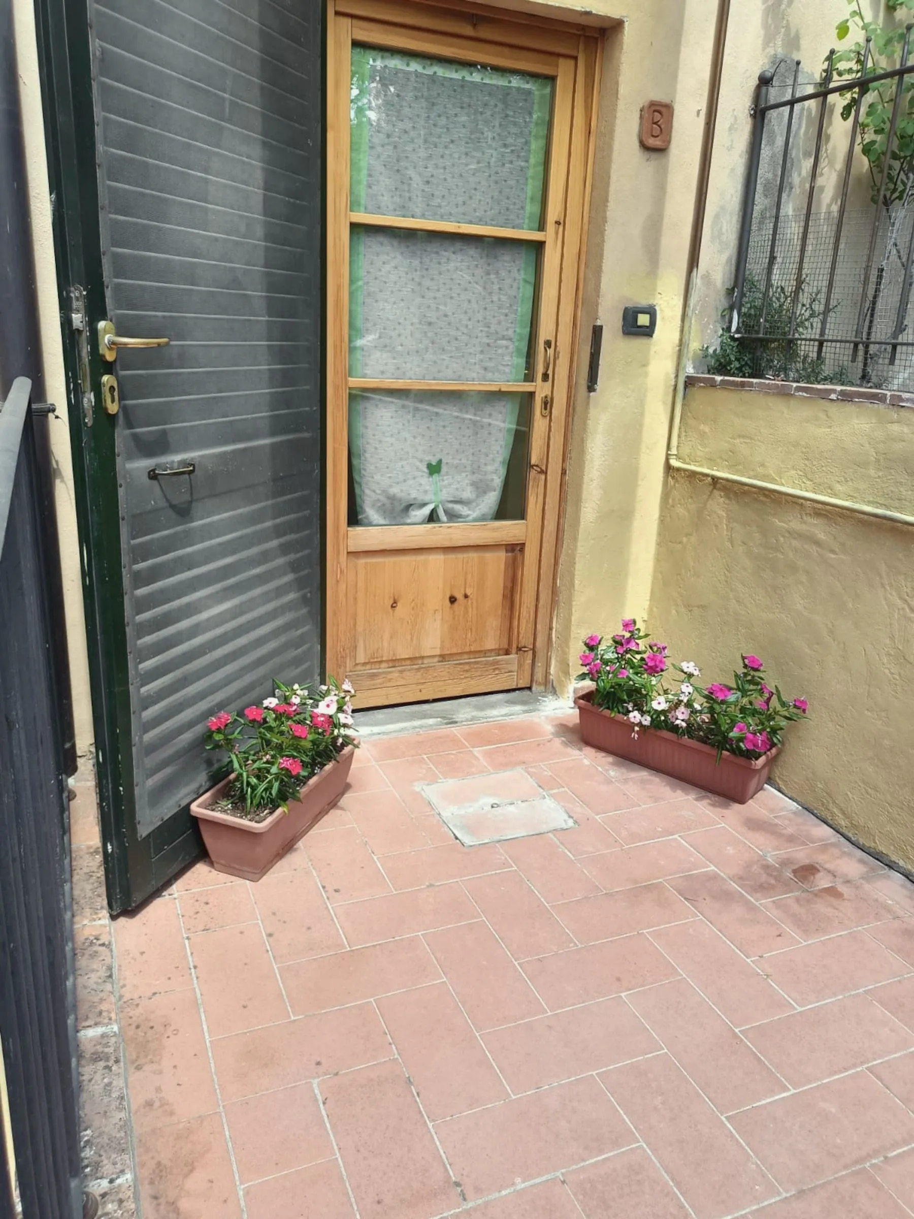 La porta di casa sul cortile