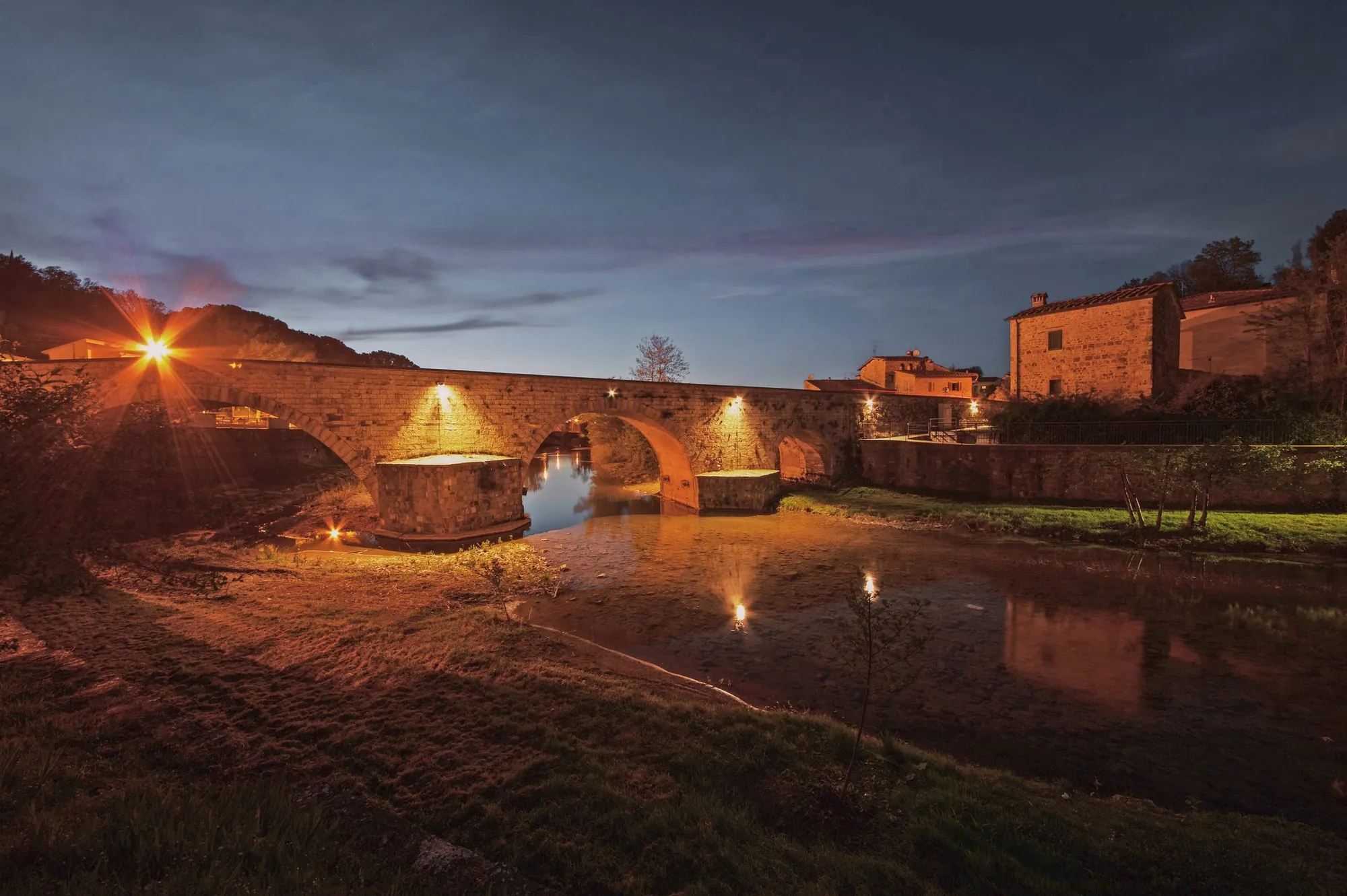 Il ponte di Sambuca di notte